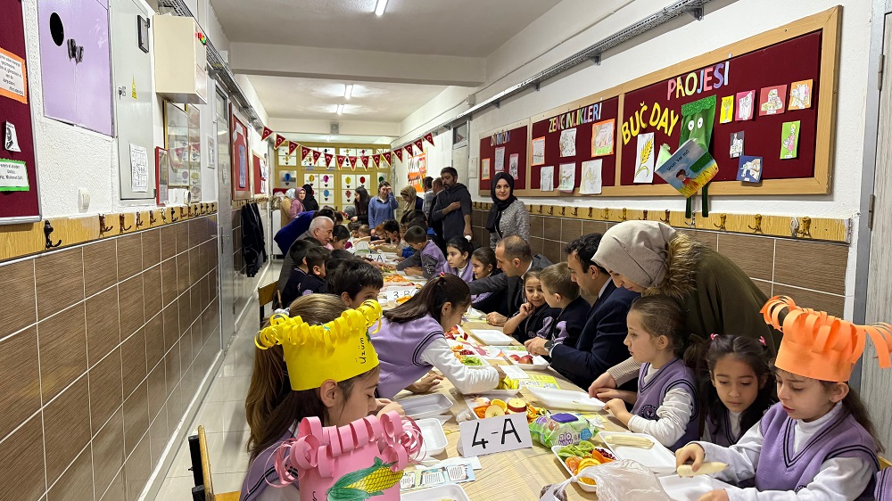 Meyvelerin d�zenli t�ketilmesine y�nelik fark?ndal?k e?iitimi veridi