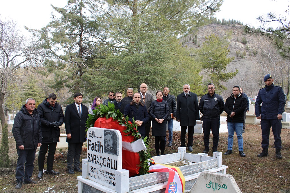 Irk�? sald?r?da ?ehit olan Fatih Sara�o?lu kabri ba??nda an?ld?