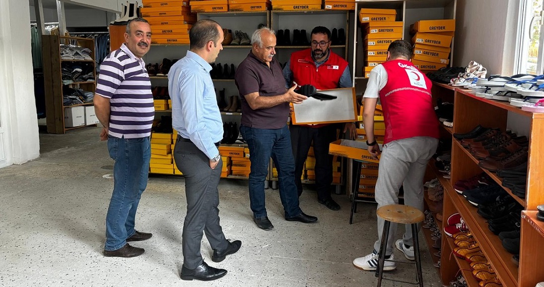 Kaymakam ve Başkan Kızılay Sosyal Marketi ziyaret etti