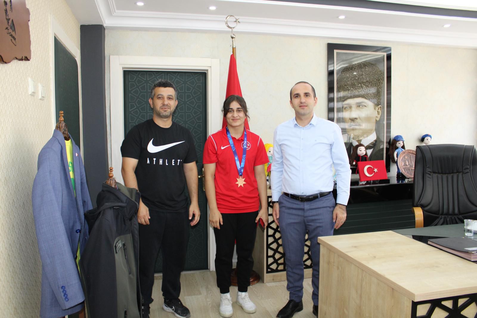 Dünya Üçüncüsü Özmez, Kaymakam Polat’ı ziyaret etti