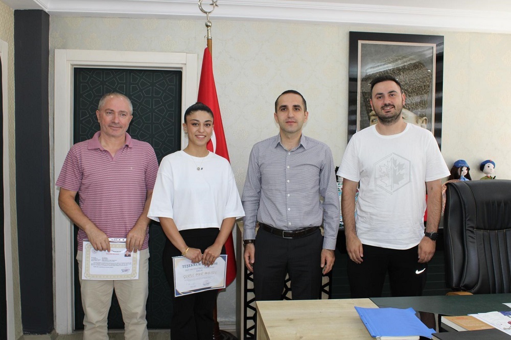 Yaz Voleybol Turnuvas?'nda G�rev Alan �?retmen ve Antren�rlere Te?ekk�r Belgesi