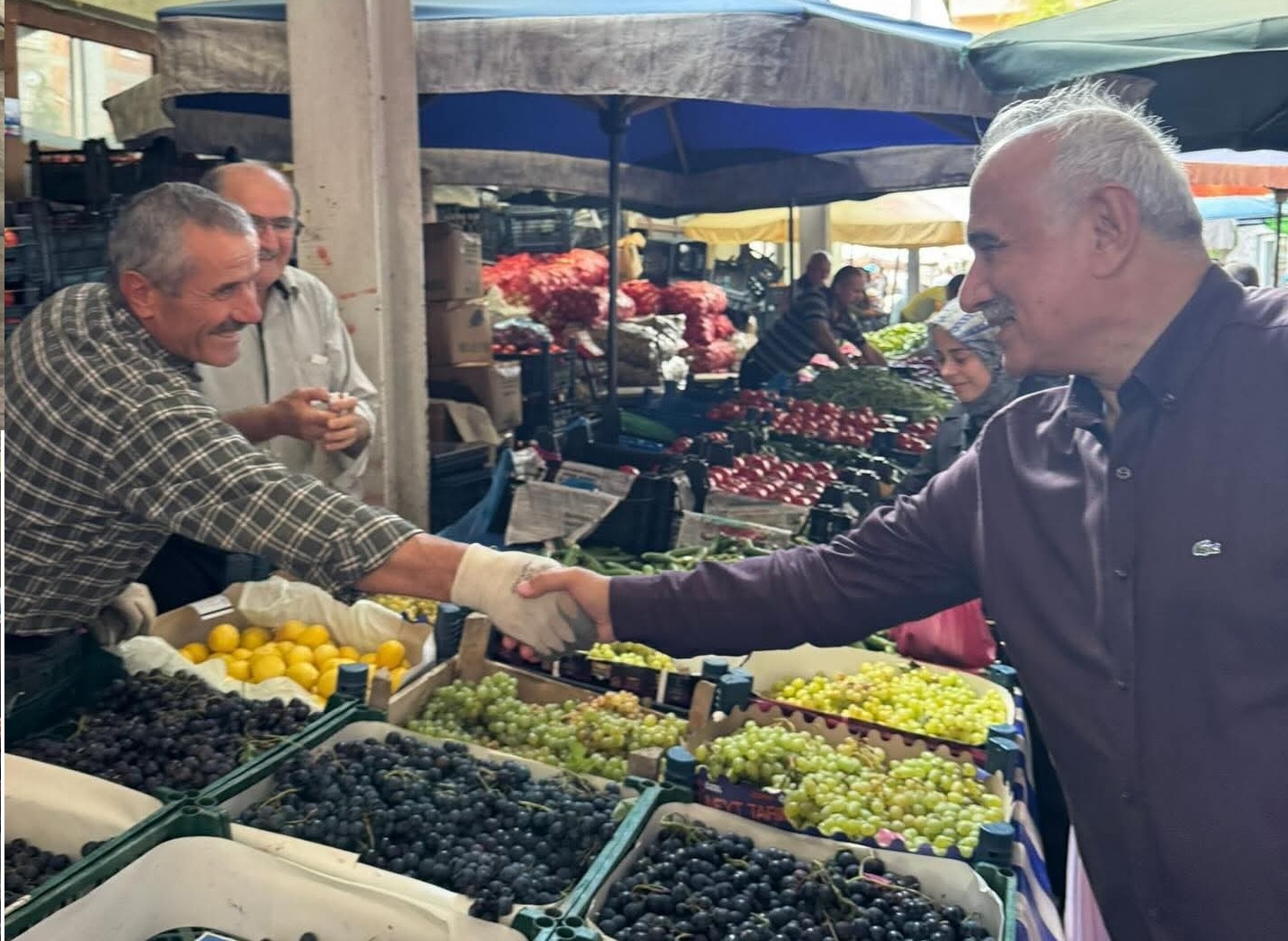 Başkan Çizikci hem pazarcı esnafının hem de vatandaşların taleplerini dinledi