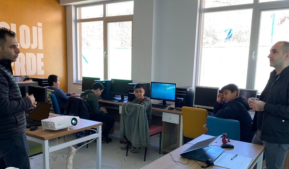 Kaymakam Polat Robotik Kodlama Kursunu ziyaret etti
