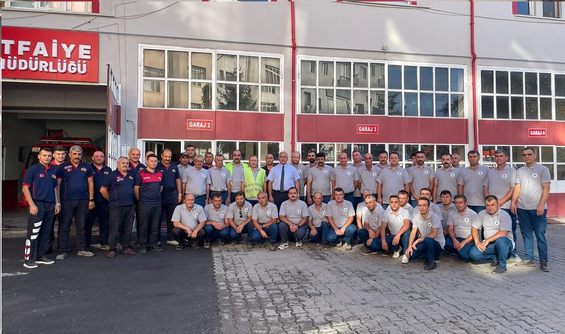 Sahada çalışan personellere iş kıyafeti dağıtıldı.