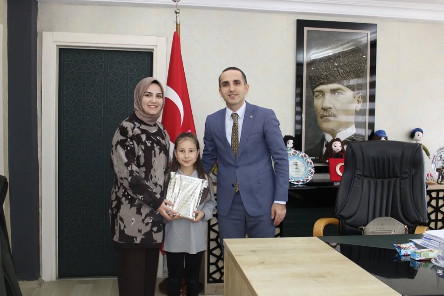 Başarılı öğrenciler, Kaymakam Ramazan Polat tarafından kabul edildi.