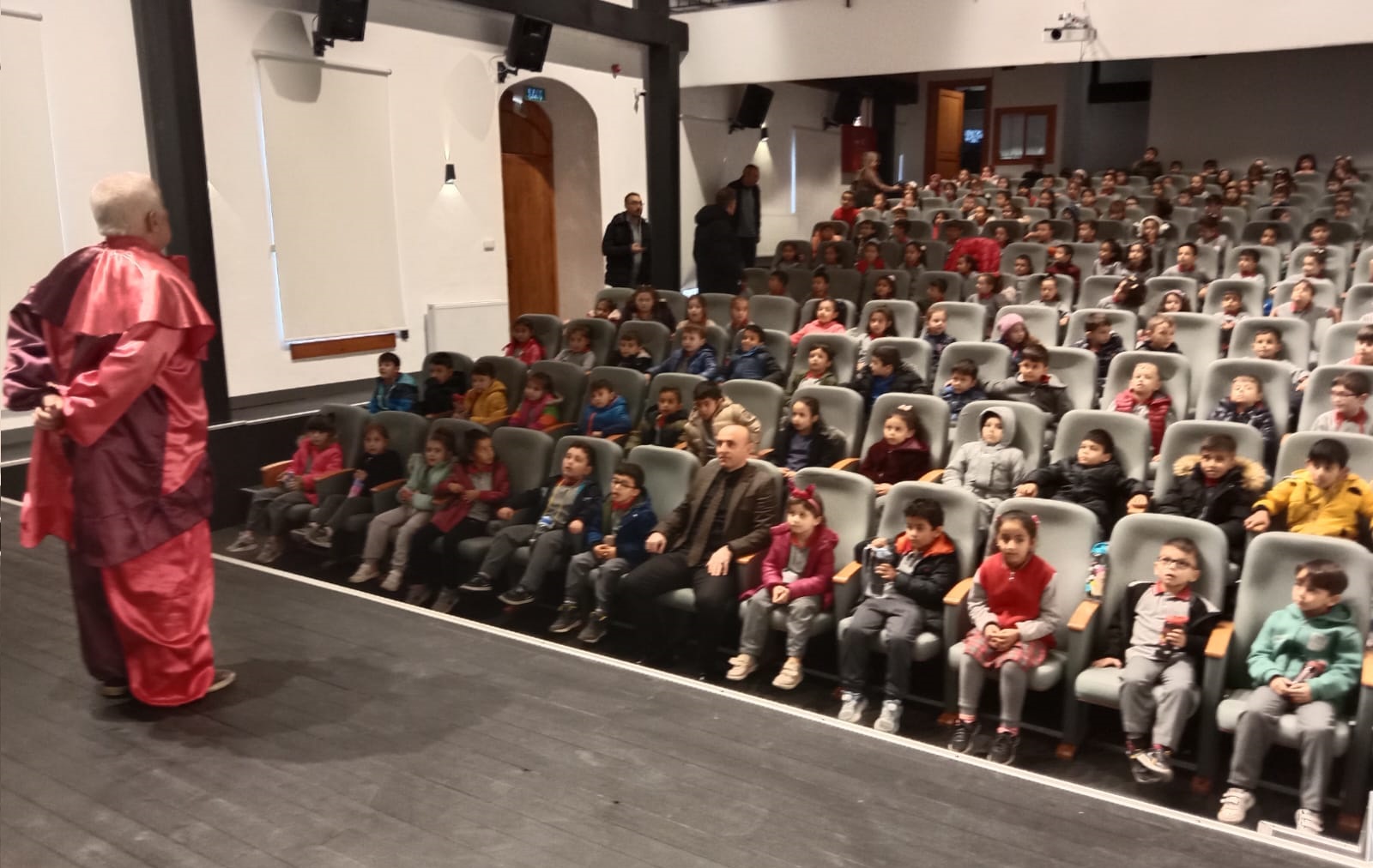 Öğrencilere “Bay Palyaço Zeka Becerileri ve İllüzyonist Gösterisi”  düzenlendi.