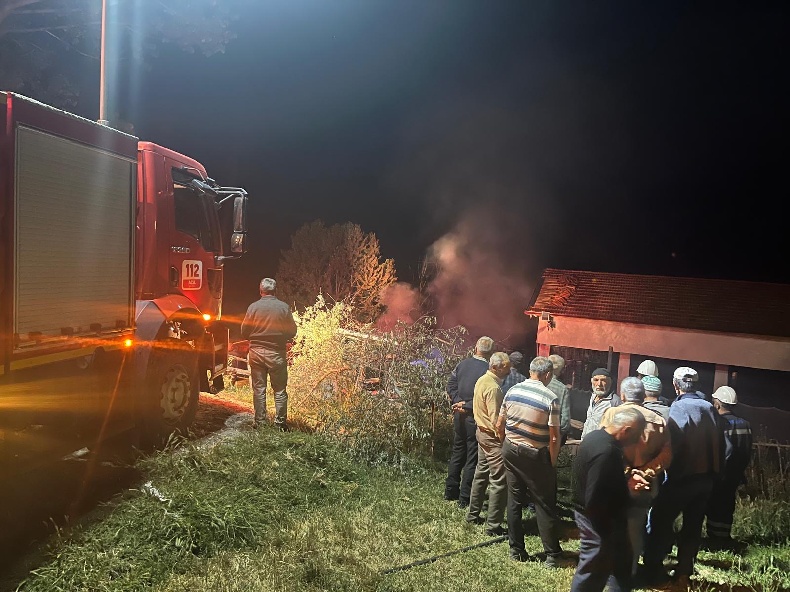 Harun Köyünde çıkan yangında 1 samanlık tamamen yandı