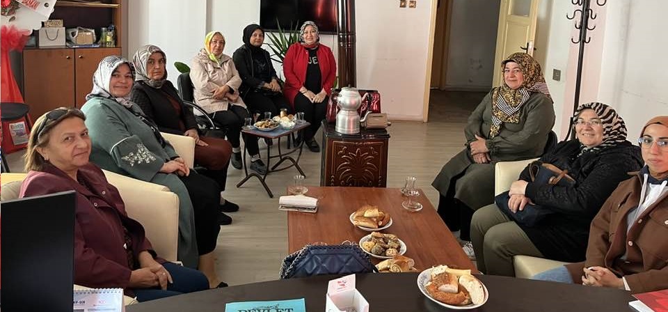  ÜLKÜCÜ HANIMLARDAN MHP’YE ZİYARET