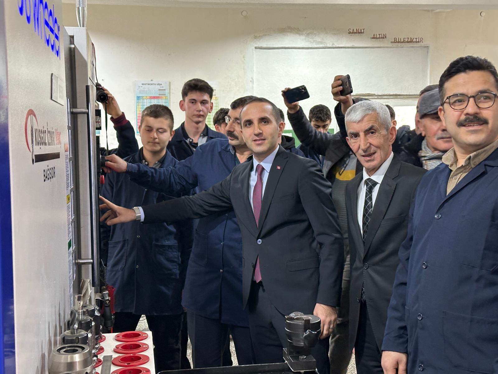 KUŞGÖZ VİNÇ Firmasından meslek lisesine 65 bin Euroluk makine bağışı