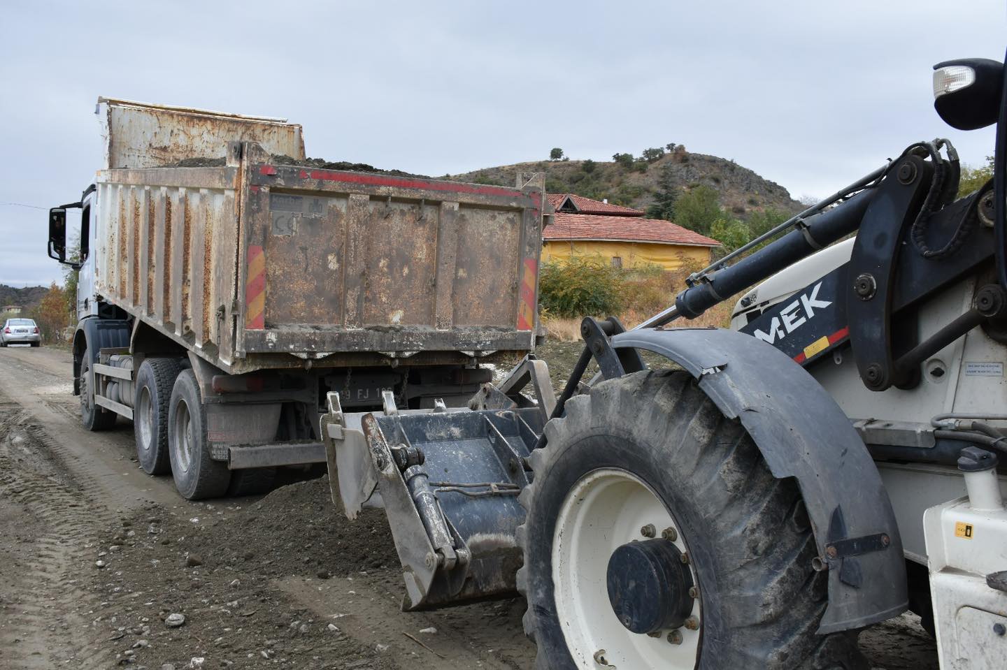 TARIM ARAZİLERİNE ULAŞIM YOLLARINDA BAKIM VE ONARIM ÇALIŞMASI