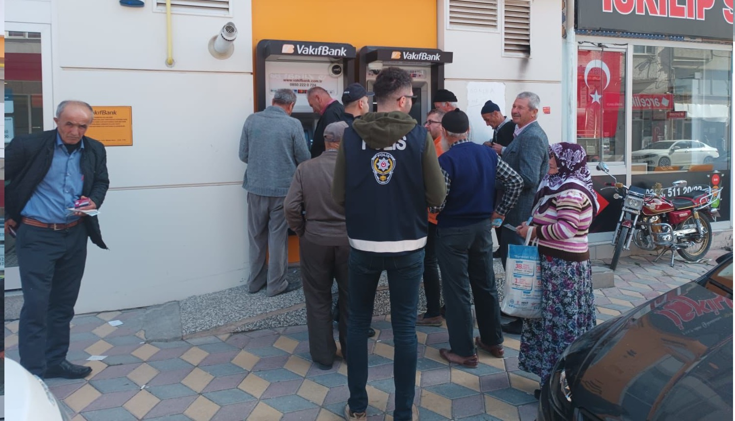 POLİS DOLANDIRICILARA KARŞI VATANDAŞLARI UYARDI
