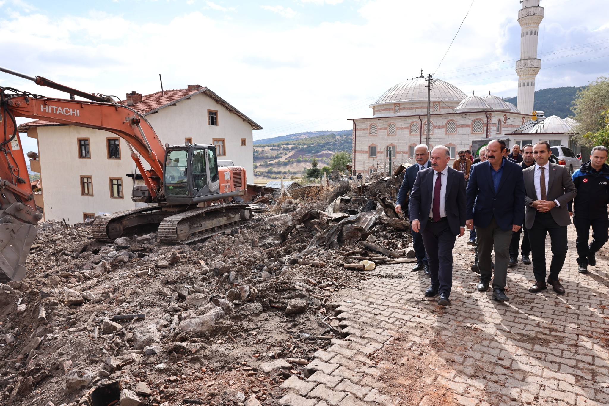Vali Çalgan 3 evin yandığı Asarcık köyü, Kozveran mahallesini ziyaret etti