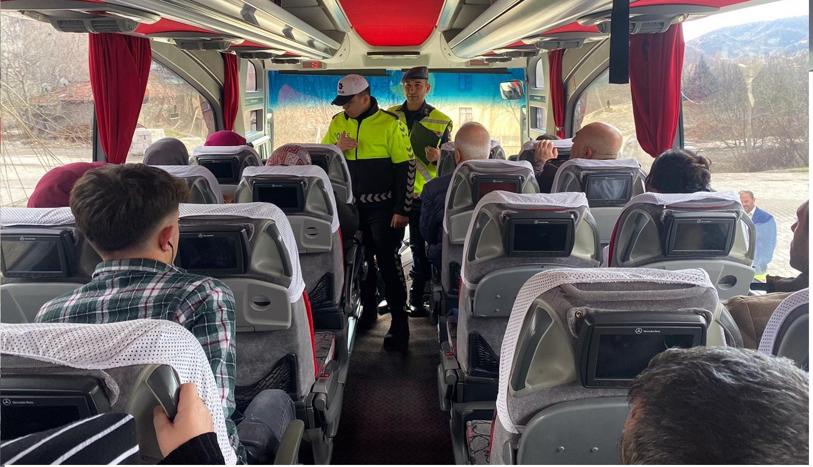 İskilip Polisi otobüslerde emniyet kemeri uygulaması yaptı