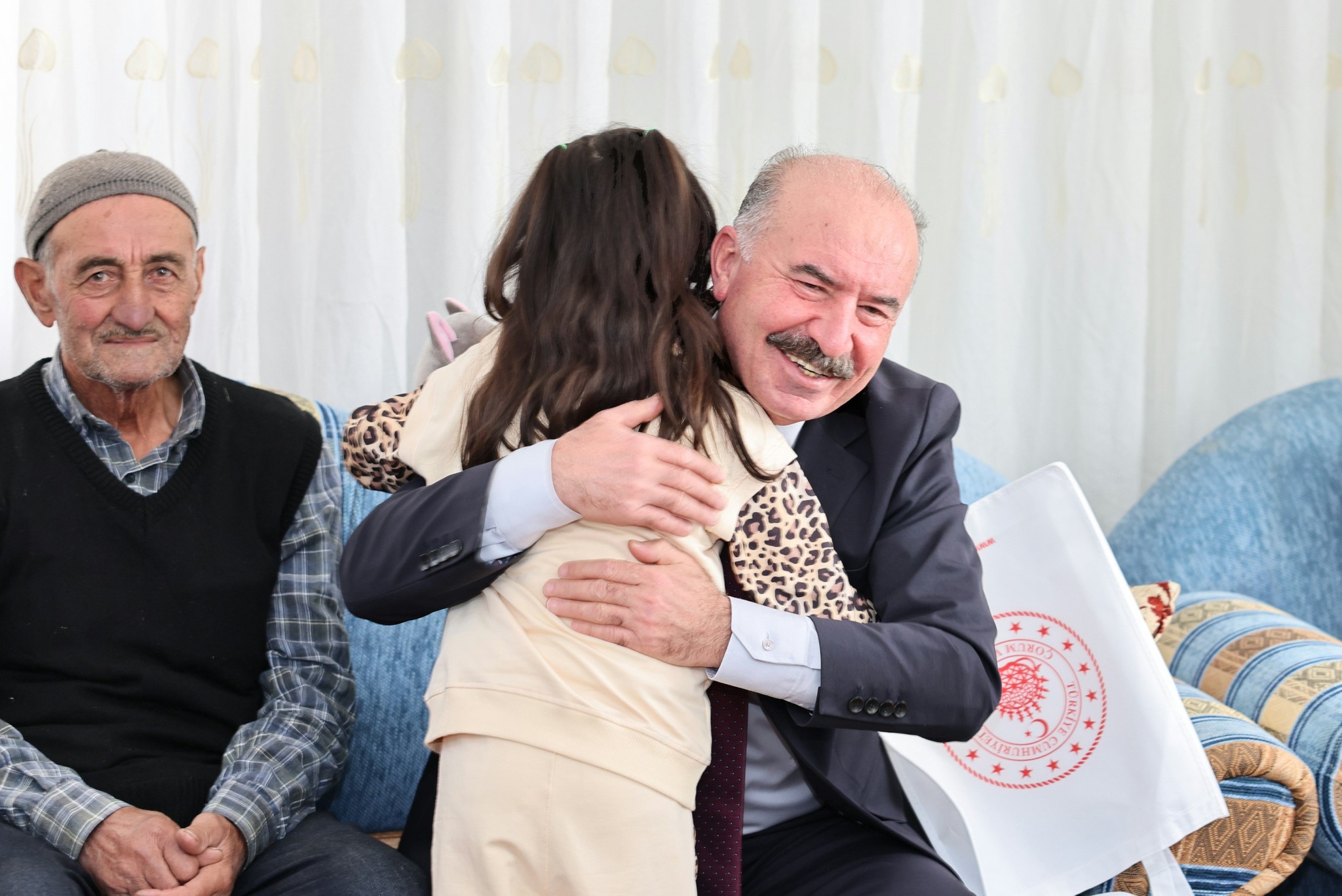 Vali  Ali Çalgan, Hacıhalil Köyü'nde Yangınzedeleri yeni konutlarında ziyaret etti