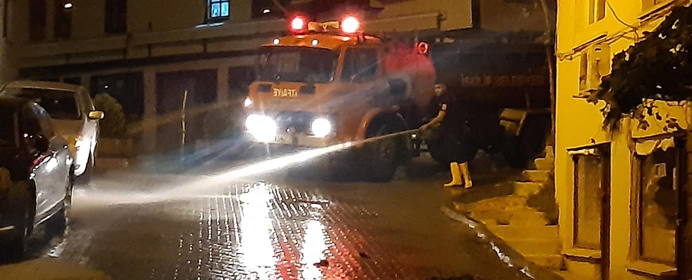 BAYRAM ÖNCESİ CADDELER YIKANIYOR