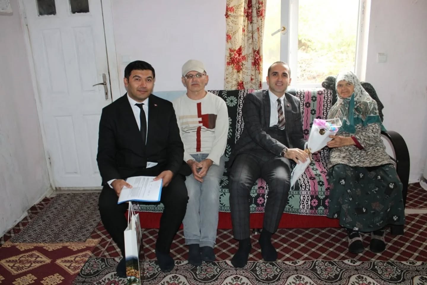 Kaymakam Ramazan Polat yaşlıları evlerinde ziyaret etti