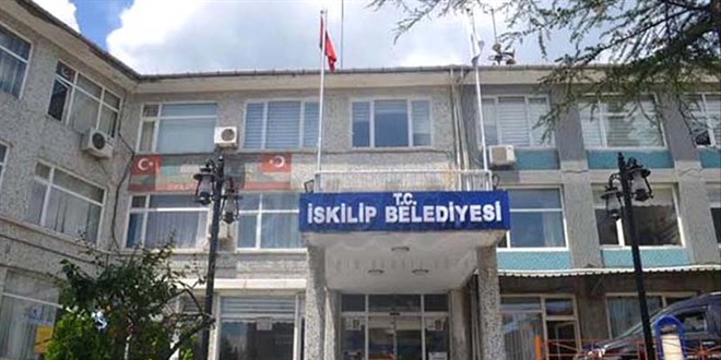 BELEDİYE MAKAM ARACI KAZA YAPTI